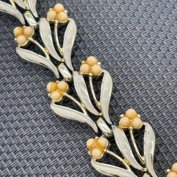 Vintage Coro Bracelet Gold Tone With Off-White Enamel Peach Colored Beads Marked - Picture 8 of 15